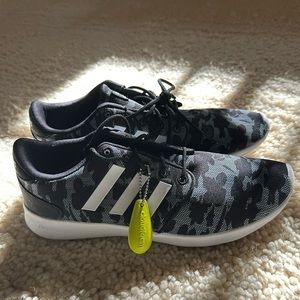 Women’s Adidas Cloudfoam Floral Camo sneakers size 9